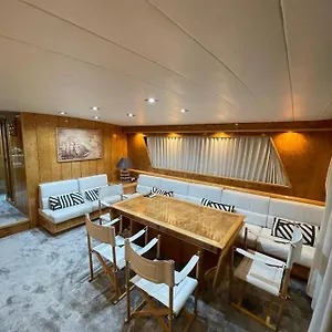 Yate Aloha Bateau-hôtel